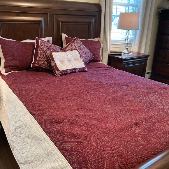 Queen size red & cream bed spread w/ 2 pillow shams and 4 throw pillows - Picture 2 of 6